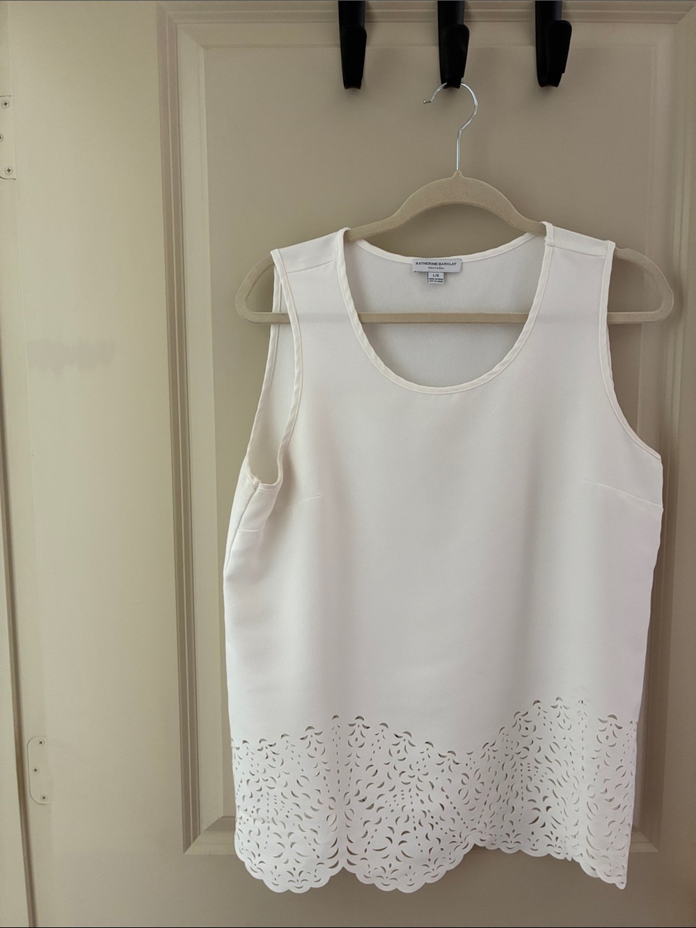Katherine Barclay Cream Laser-Cut Hem Sleeveless Top